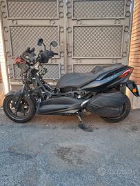 XMax 300 incidentato 