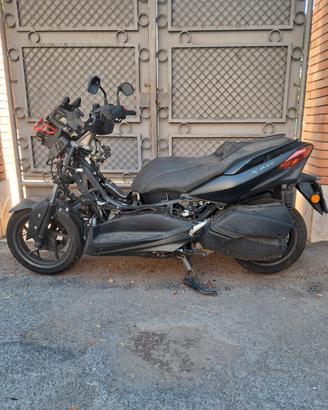 XMax 300 incidentato 