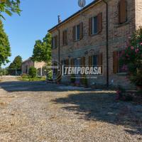 BIFAMILIARE RISTRUTTURATA CON CORTE DI PROPRIETA'