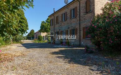 BIFAMILIARE RISTRUTTURATA CON CORTE DI PROPRIETA'