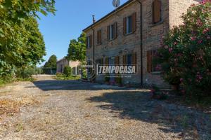 BIFAMILIARE RISTRUTTURATA CON CORTE DI PROPRIETA'