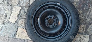 ruota completa per auto.