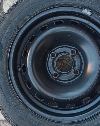 ruota completa per auto.