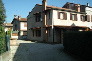 Casa libera su tre lati in centro Copparo