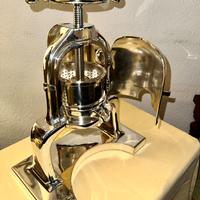 Press a canard in argento