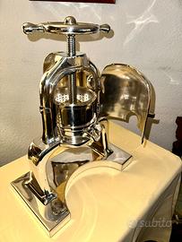 Press a canard in argento