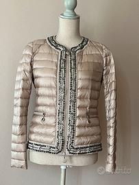 Moncler piumino con strass e perle