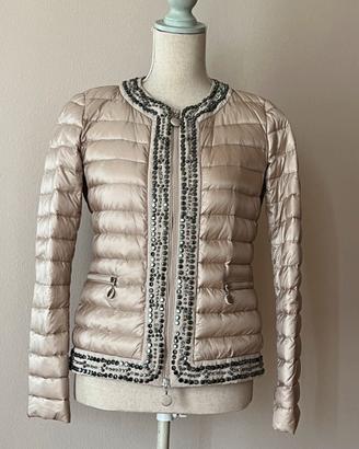 Moncler piumino con strass e perle
