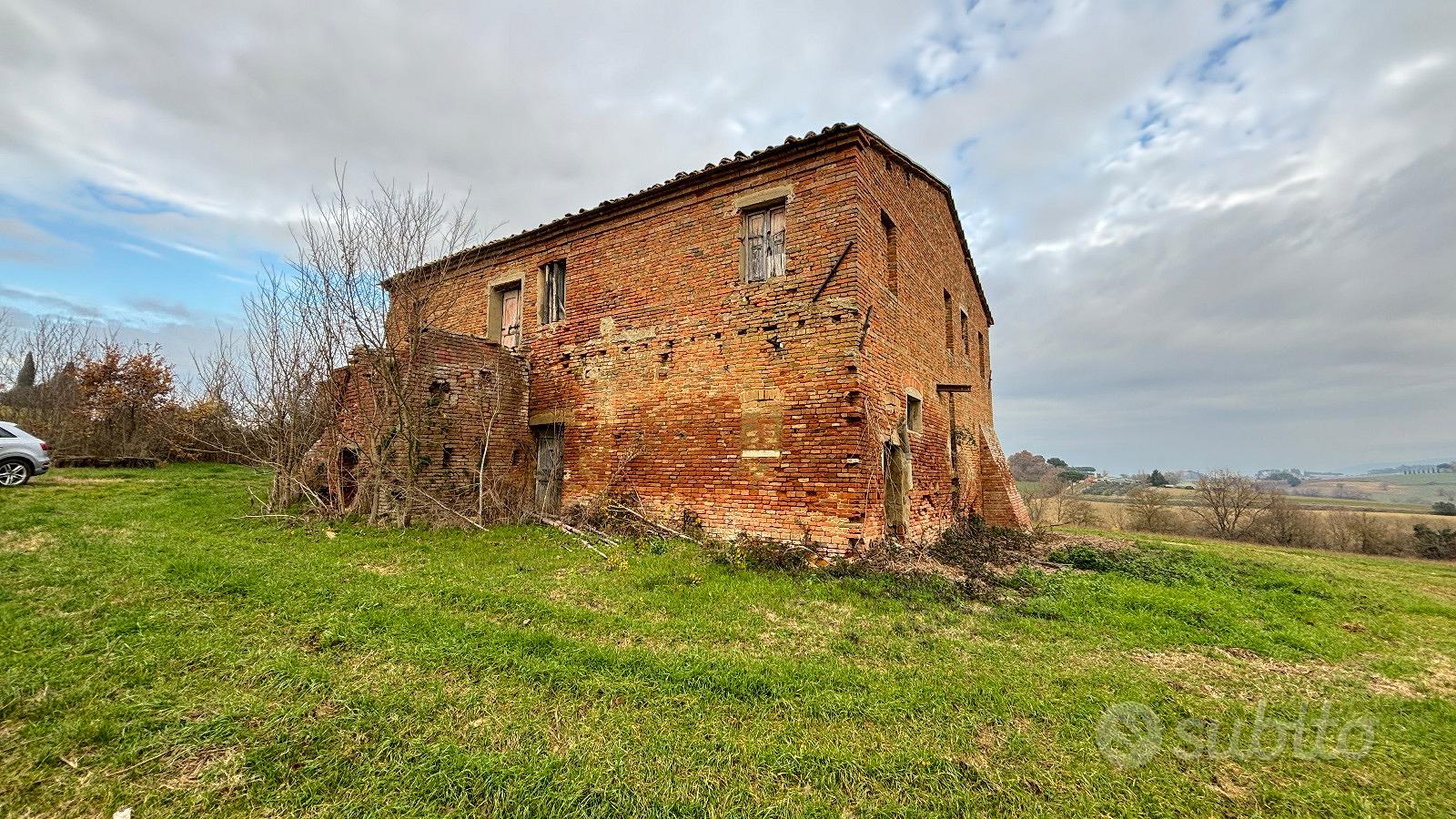 Casale in mattoni a vista con terreno ed annessi - Vista 4