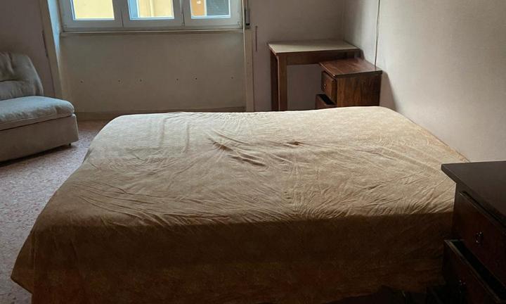 Salerno: stanza matrimoniale arredata uso singolo