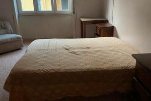 Salerno: stanza matrimoniale arredata uso singolo