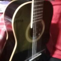 chitarra tenuta benissimo non grande ma media colo