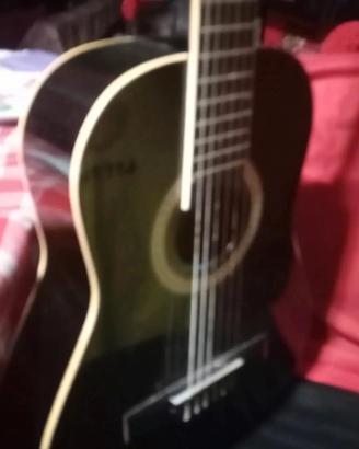 chitarra tenuta benissimo non grande ma media colo
