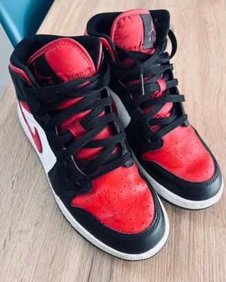 Nike air jordan mid 1