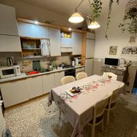 Cucina lineare bianca.