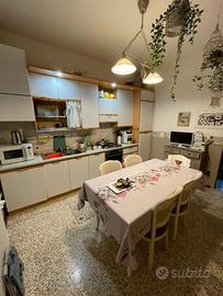 Cucina lineare bianca.