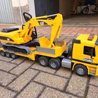 Bruder Autocarro a pianale ribassato con escavator