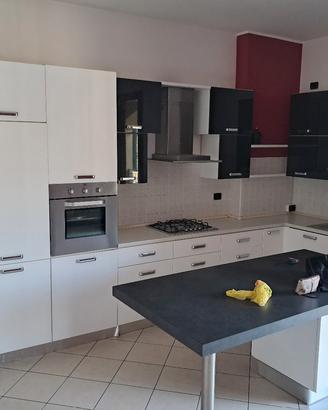 cucina completa di elettrodomestici 