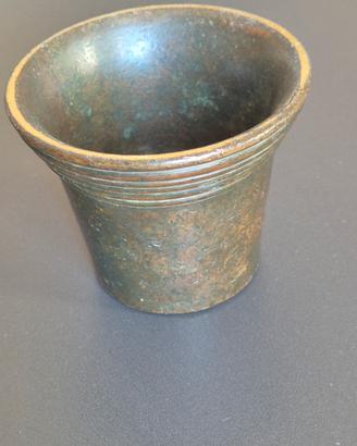 antico mortaio in bronzo