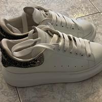 Alexander McQueen Sneaker Oversize da Donna in Bia