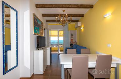 Vista mare, 2 camere,30mt dal mare, nuovo, piscina