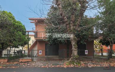 QUADRILOCALE CON BOX AUTO E GIARDINO