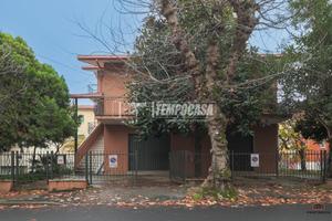 QUADRILOCALE CON BOX AUTO E GIARDINO