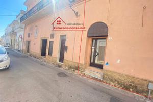Locale commerciale vicino la piazza principale