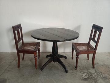 tavolo vintage rotondo con due sedie