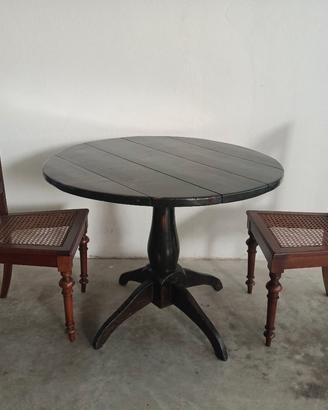 tavolo vintage rotondo con due sedie