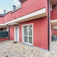 VILLA A SCHIERA D'ANGOLO A RESCALDINA