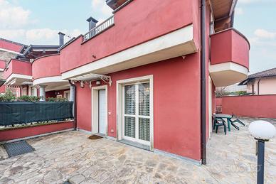 VILLA A SCHIERA D'ANGOLO A RESCALDINA