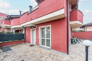 VILLA A SCHIERA D'ANGOLO A RESCALDINA