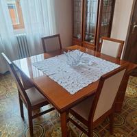 Tavolo apribile e sedie per soggiorno