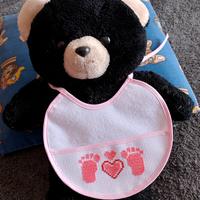 Bavetta neonato ricamata a mano – piedini rosa