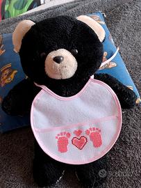 Bavetta neonato ricamata a mano – piedini rosa