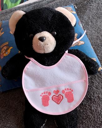 Bavetta neonato ricamata a mano – piedini rosa