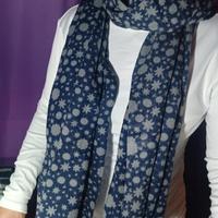 Sciarpa OVS Blu Navy a Fantasia Stellare
Una scia