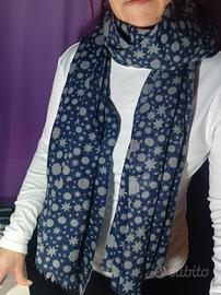 Sciarpa OVS Blu Navy a Fantasia Stellare
Una scia