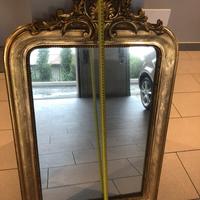 Specchio antico dorato con cimiero