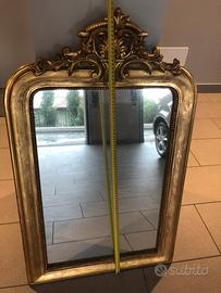 Specchio antico dorato con cimiero