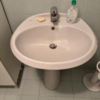 Lavabo bagno con rubinetto