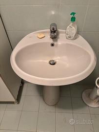Lavabo bagno con rubinetto