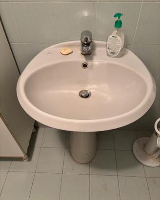 Lavabo bagno con rubinetto
