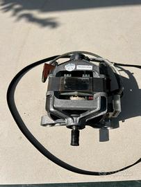 Motore per lavatrice con cinghia