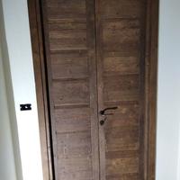 2 porte doppie in legno vecchio pannelo bugnato