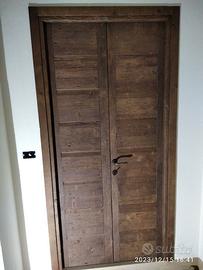 2 porte doppie in legno vecchio pannelo bugnato