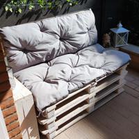 Divano da giardino in pallet completo di cuscino