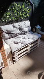 Divano da giardino in pallet completo di cuscino