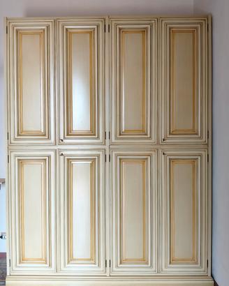 Armadio classicin VERO LEGNO laccato e foglia oro.